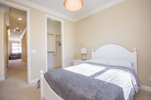 3 bedrooms, in-room safe, desk, iron/ironing board