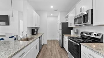 Frigorifero, microonde, forno, piano cottura