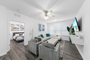 2 bedrooms, desk, iron/ironing board, WiFi - *NEW* 2 BR Getaway w/Pool & Gym (Jacksonville)