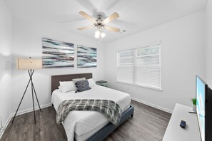 2 bedrooms, desk, iron/ironing board, WiFi - *NEW* 2 BR Getaway w/Pool & Gym (Jacksonville)