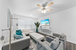 TV, video games - *NEW* 2 BR Getaway w/Pool & Gym (Jacksonville)