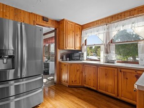 Fridge, microwave, oven, dishwasher - Historic Downtown Sheridan (Sheridan)