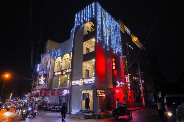 A building with multiple floors, featuring a bar on the ground floor and several rooms on the upper floors. - Fabhotel Memories Inn (Anekal)