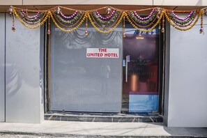 Property entrance - FabHotel The United (Mumbai)