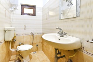 Shower, rainfall showerhead, free toiletries, towels