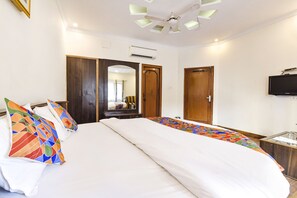 Egyptian cotton sheets, premium bedding, in-room safe, free WiFi