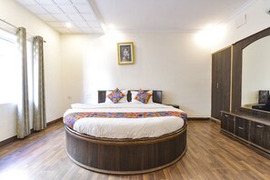 Egyptian cotton sheets, premium bedding, in-room safe, free WiFi - Fabhotel Basera (Haridwar)