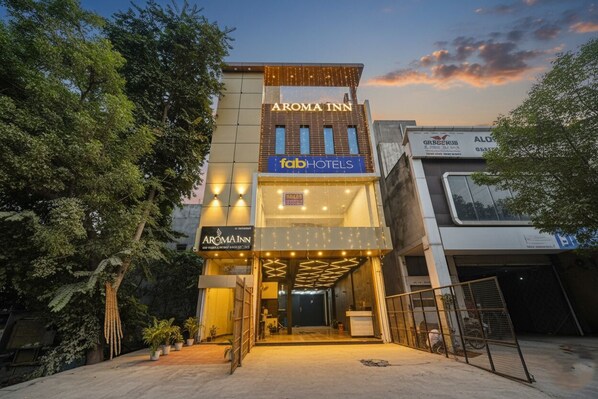 Exterior - FabHotel Kavya Inn (Faridabad)