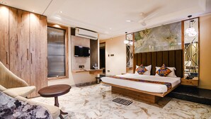 Un dormitorio moderno con una cama grande, un televisor y un armario de madera.