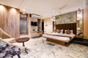 Premium Room | Egyptian cotton sheets, premium bedding, in-room safe, soundproofing