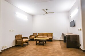 Lobby sitting area - Fabhotel Sunrise Villa (New Delhi)