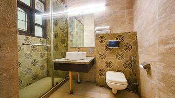 Shower, rainfall showerhead, free toiletries, towels