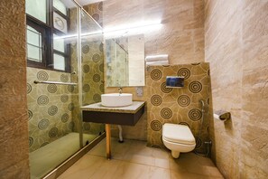 Shower, rainfall showerhead, free toiletries, towels