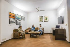 Lobby sitting area - Fabhotel Sunrise Villa (New Delhi)
