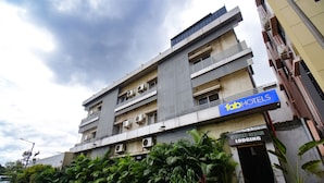 A multi-story building with a sign for 'Tab Hotels' and 'Seven Seas Lodging'. - Fabhotel Seven Seas (Pune)
