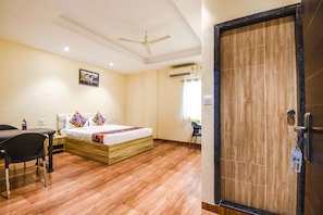 Egyptian cotton sheets, premium bedding, in-room safe, bed sheets - Fabhotel Seven Seas (Pune)