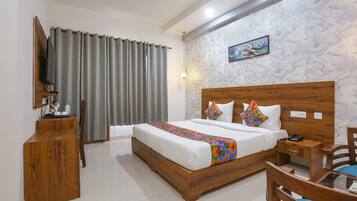Deluxe Room, Balcony | Egyptian cotton sheets, premium bedding, in-room safe, bed sheets