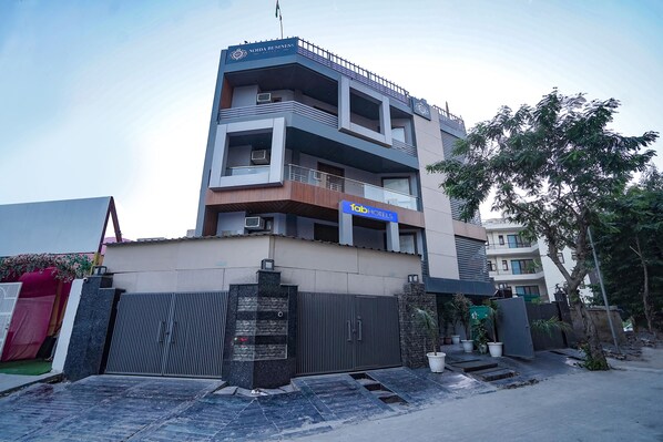 Exterior - Fabhotel Noida Business Suites (Noida)