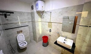 Shower, rainfall showerhead, free toiletries, towels - Fabhotel Sky Heights (Haridwar)