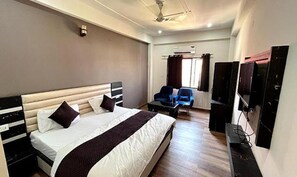 Deluxe Room | Egyptian cotton sheets, premium bedding, in-room safe, bed sheets