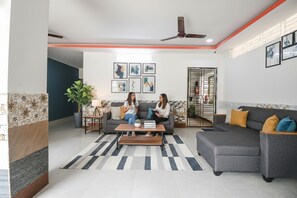 Coin salon dans le hall