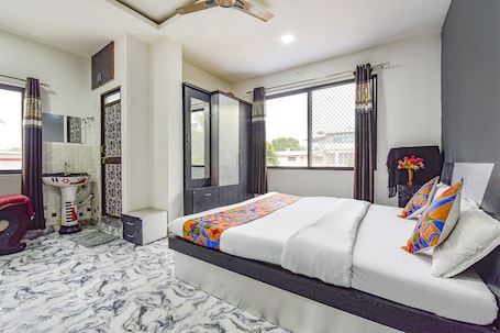 Egyptian cotton sheets, premium bedding, in-room safe, bed sheets