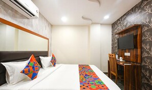 Egyptian cotton sheets, premium bedding, in-room safe, bed sheets - Fabhotel Mona Continental (New Delhi)