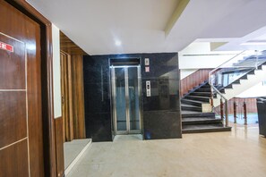 Lobby - Fabhotel Prime Neelam (Manali)