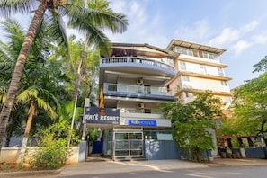 A multi-story building with a sign for Raj's Resort and FabHotels. - Fabhotel Raj Resort (Calangute)