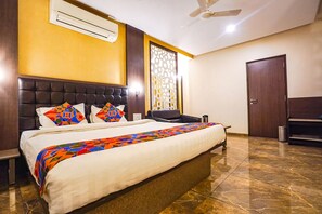 Egyptian cotton sheets, premium bedding, in-room safe - Fabhotel Jagannath (Nagpur)