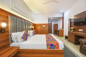 Egyptian cotton sheets, premium bedding, in-room safe, free WiFi