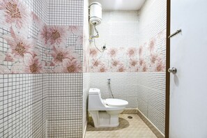 Regadera, regadera tipo lluvia, amenidades de baño gratuitas, toallas 