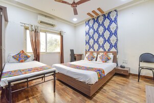 Egyptian cotton sheets, premium bedding, in-room safe, free WiFi