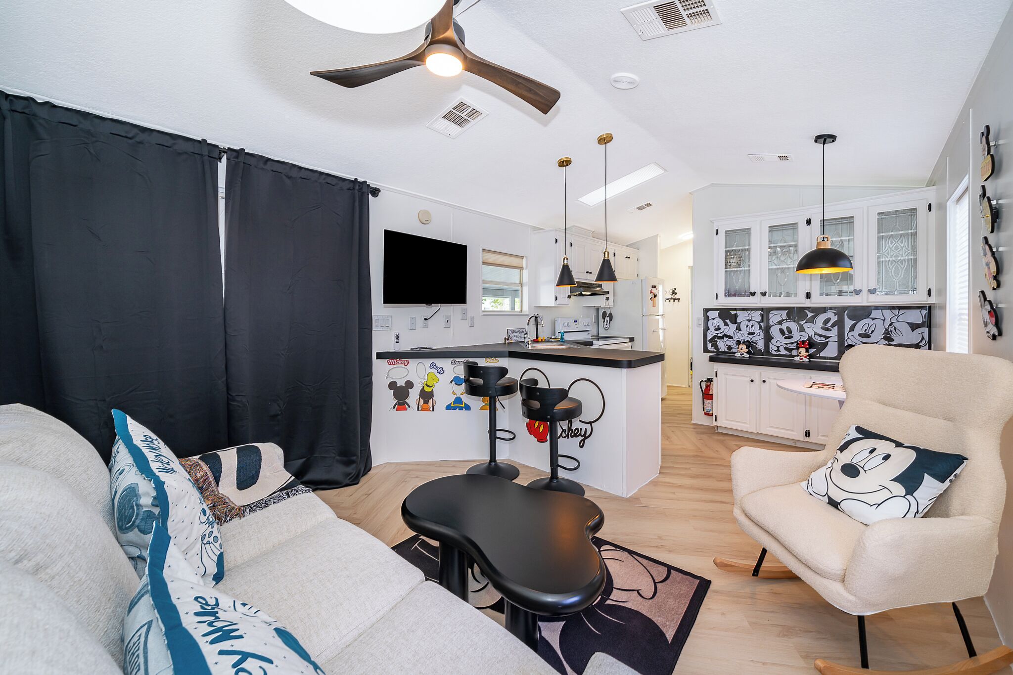 Smart-tv, ett bordtennisbord och böcker