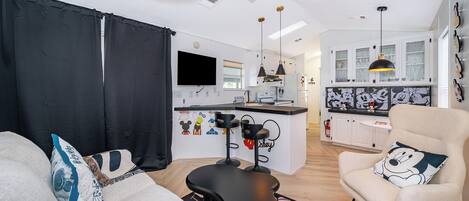 Smart-tv, een tafeltennistafel en boeken