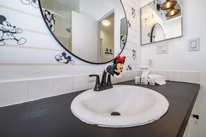 Sèche-cheveux, serviettes fournies, savon, shampoing