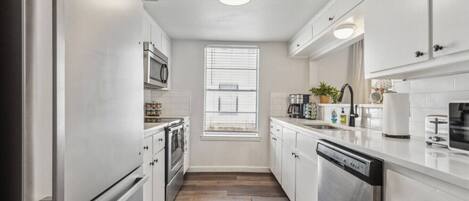 Frigorífico, microondas, horno y placa de cocina