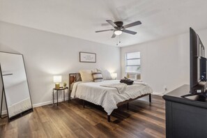 2 slaapkamers, een strijkplank/strijkijzer, reisbedje, wifi