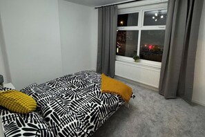 5 bedrooms, iron/ironing board, WiFi, bed sheets