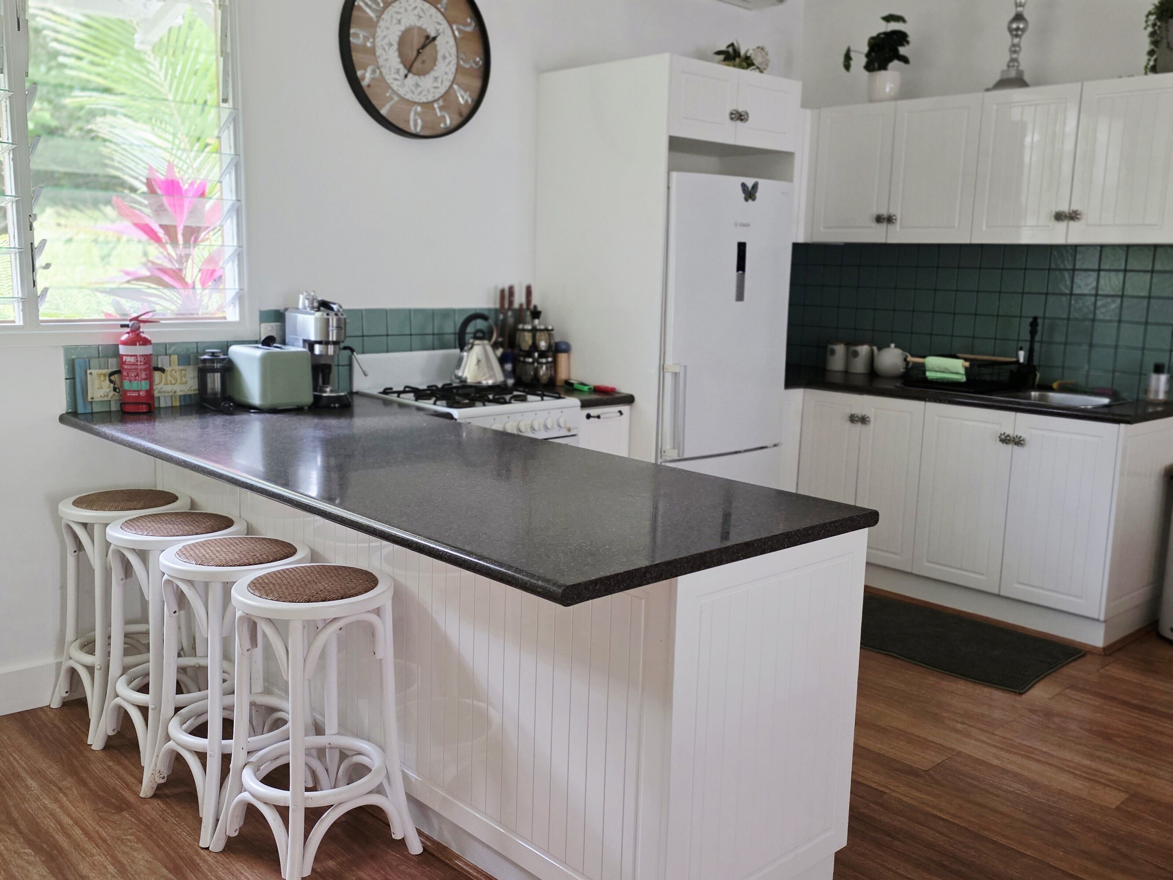 Geladeira, micro-ondas, fogão, cooktop