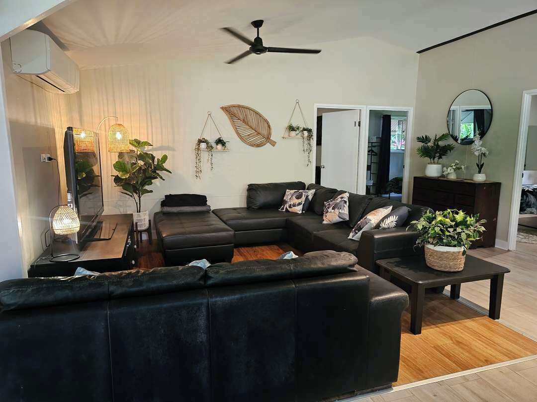 TV connectée, cheminée, lecteur de DVD, baby-foot