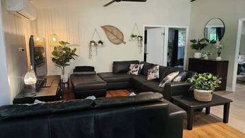 Smart TV, chimenea, reproductor de DVD y futbolito