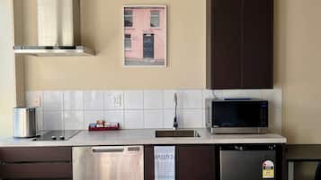 Frigorífico pequeño, microondas, placa de cocina y lavavajillas