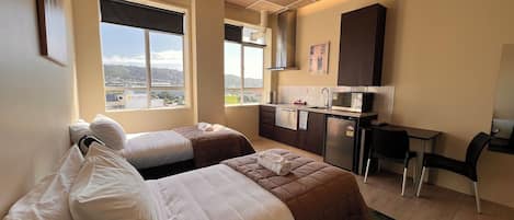 Chambre Standard avec lits jumeaux | Bureau, fer et planche Ă repasser, Wi-Fi gratuit