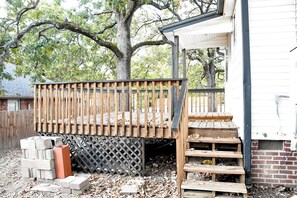 Property grounds - Charming 2-bedroom house in Fort Smith with lots of space, parking, and WiFi (Fort Smith)