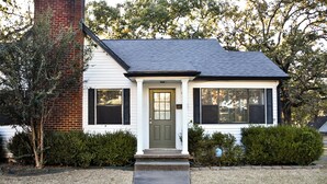 Exterior detail - Charming 2-bedroom house in Fort Smith with lots of space, parking, and WiFi (Fort Smith)