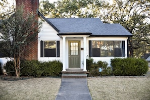 Exterior detail - Charming 2-bedroom house in Fort Smith with lots of space, parking, and WiFi (Fort Smith)