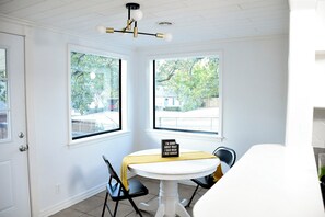 Dining - Charming 2-bedroom house in Fort Smith with lots of space, parking, and WiFi (Fort Smith)