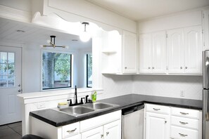 Private kitchen - Charming 2-bedroom house in Fort Smith with lots of space, parking, and WiFi (Fort Smith)