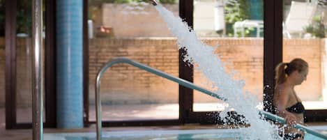 Een binnenzwembad en een buitenzwembad